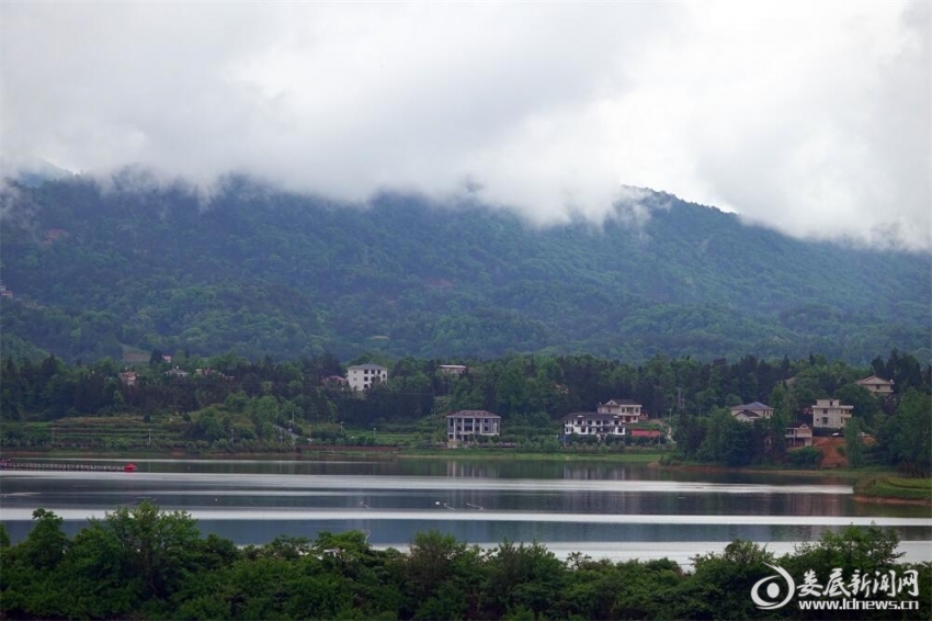 2.龙湾春雨后，资水夕流平。