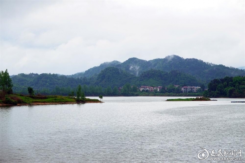 3.花时又见联绵雨，云入人家水满堤。