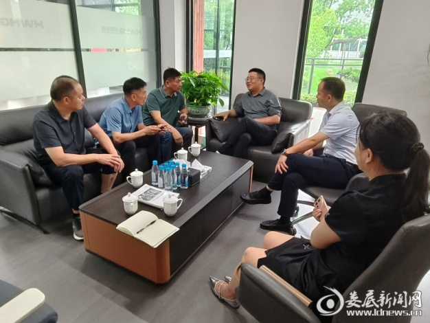 （图为周军带队实地走访湖南宏旺新材料科技有限公司）